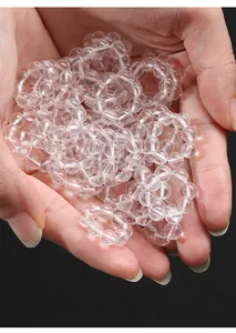 Detailopname van heldere natuurlijke witte kristallen ringen voor DIY-sieradenprojecten