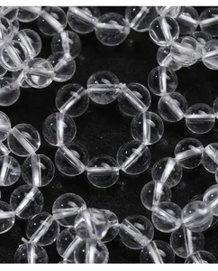 Macro-detailopname van de heldere natuurlijke witte kristallen kralen op zwarte achtergrond.
