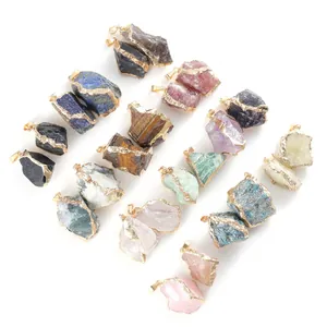 Set van diverse natuurlijke ruwe kristallen hangers met gouden randen voor sieraden