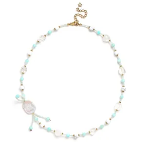 Collana in amazzonite naturale e madreperla intagliata con dettaglio di nappa bianca