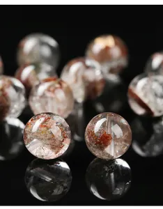 Dettaglio macro di perle rotonde in cristallo di quarzo fantasma naturale con inclusioni