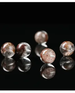 Macro di perle in cristallo fantasma naturale con inclusioni rosse per gioielli fai-da-te.