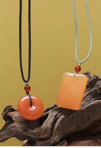 Pendentifs naturels en jade Huanglong formes Ping'an Kou et Wushi Pai sur bois rustique