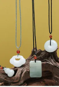 Selectie van natuurlijke jade hangers, inclusief veiligheidsgesp en ruyi-slot op hout.
