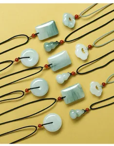 Collectie natuurlijke Tianshan jade hangers in diverse vormen zoals Ping'an gespen.
