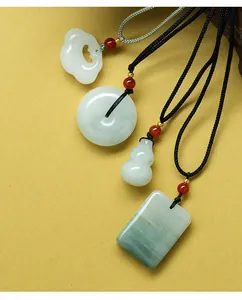 Gedetailleerd overzicht van natuurlijke Tianshan jade hangers in diverse vormen