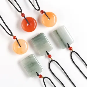 Collection de pendentifs en jade naturel avec des formes de beignet rond et de plaque rectangulaire.