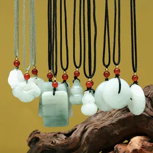 Collectie van natuurlijke Tian Shan groene jade hangers in traditionele Chinese stijlen
