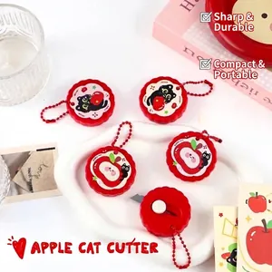 Dettaglio del mini taglierino a forma di gatto mela con lama a rientro automatico