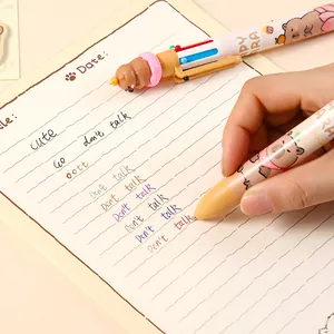 Primer plano de un lindo bolígrafo multicolor de dibujos animados de Capybara escribiendo