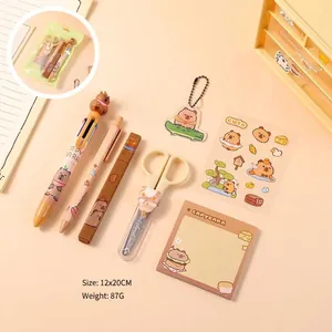 Detalle del set de regalo de papelería Capybara con bolígrafos, tijeras y pegatinas