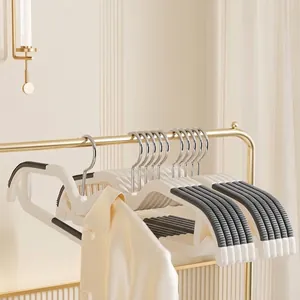 Cintres blancs antidérapants de qualité avec design anti-bosse sur support doré