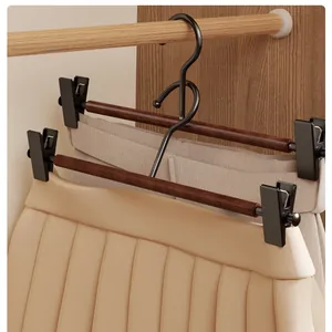 Hoogwaardige houten broekhangers met antislipclips voor het organiseren van de kledingkast.