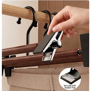 Houten broekenhanger met verstelbare antislipclips en zachte rubberen kussentjes voor kast
