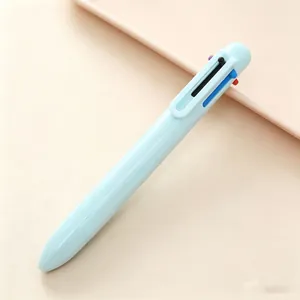 Detailansicht eines hellblauen 6-Farben-Kugelschreibers in pastellfarbenem Design