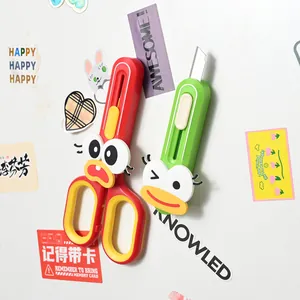 Dettaglio delle forbici e del taglierino magnetico 2-in-1 con design cartoon divertente