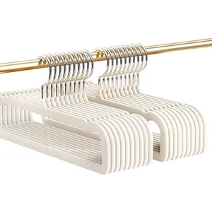Premium antislip fluwelen kledinghangers set voor efficiënte kast- en broekopslag