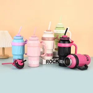 Set kleurrijke roestvrijstalen isoleerbekers met rietje en ergonomische handgreep.