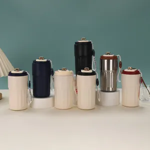 Detailansicht verschiedener intelligenter Temperaturanzeige-Kaffeebecher aus 316er Edelstahl.