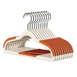 Lot de cintres antidérapants pour enfants en crème et orange avec crochets en métal.