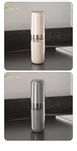 Minimalistische draagbare reisbekerset in beige en grijs, capsule tandenborstelbox.