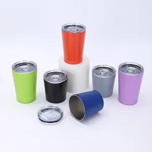 Gruppe bunter doppelwandiger 8oz und 12oz Edelstahl-Isolierbecher für unterwegs mit Deckeln