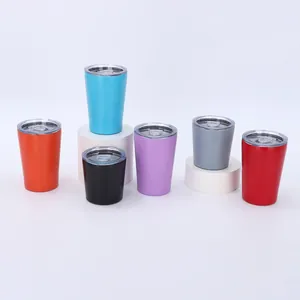 Bunte Edelstahl-Isolierbecher in den Größen 8oz und 12oz auf weißem Hintergrund