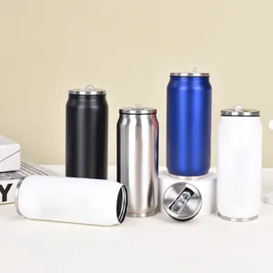 Vue détaillée de plusieurs gourdes isothermes en forme de canette avec pailles pliables