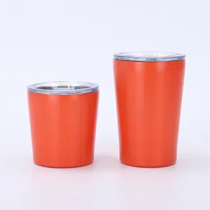 Zwei orangefarbene isolierte Edelstahlbecher mit klaren Deckeln, 8oz und 12oz Größen
