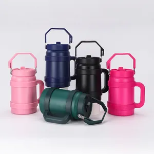 Vista dettagliata che mostra vari colori di bottiglie d'acqua isolate in acciaio inox