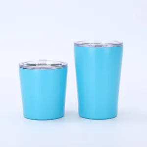 Vergleich von 8oz und 12oz hellblauen isolierten Edelstahlbechern nebeneinander