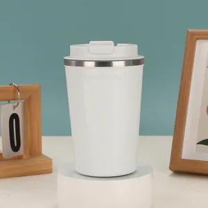 Weißer Edelstahl-Kaffeebecher mit smarter Temperaturanzeige auf einem weißen Sockel