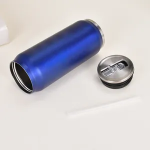 Détail du gobelet isotherme bleu en forme de canette avec couvercle et paille inox