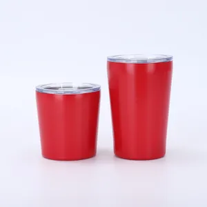 Detailansicht der roten 8oz und 12oz isolierten Milchtassen aus Edelstahl im schlichten Stil