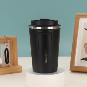 Detailaufnahme eines mattschwarzen 304-Edelstahl-Vakuum-Kaffeebechers für den Außenbereich