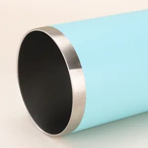 Nahaufnahme der hellblauen pulverbeschichteten 20oz-Edelstahl-Becheröffnung und Innenseite