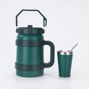 Dettaglio del set di caraffe termiche verde scuro con tazza e cannuccia in acciaio