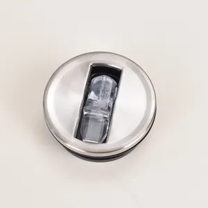 Vue détaillée du couvercle de gobelet en inox 304 avec paille pliante transparente.