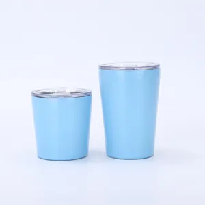 Nahaufnahme hellblauer Edelstahl-Isolierbecher in den Größen 8oz und 12oz mit Deckeln
