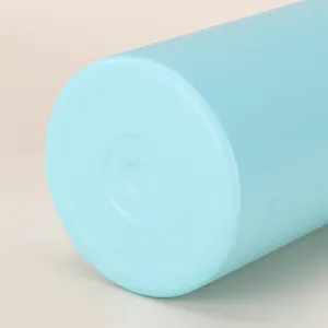 Detailansicht des pulverbeschichteten Bodens eines 20oz hellblauen Edelstahl-Thermobechers