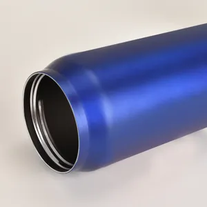 Vue détaillée du bord à large ouverture d'une bouteille isotherme bleue en forme de canette