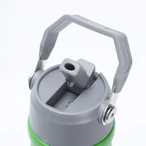 Detailansicht des grauen Deckels mit Griff und Trinkhalm für die grüne Isolierflasche