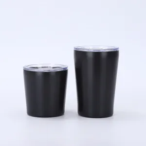 Zwei mattschwarze Edelstahl-Isolierbecher mit klaren Deckeln in den Größen 8oz und 12oz