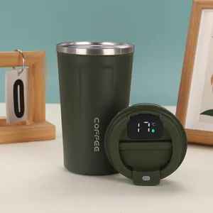 Detail des dunkelgrünen Kaffeebechers mit digitaler Temperaturanzeige auf dem Deckel