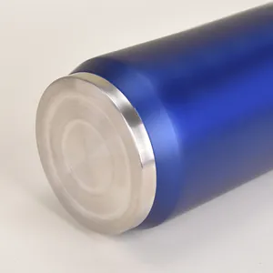 Vue de dessous d'un gobelet isotherme en acier inoxydable 304 bleu avec base en métal.