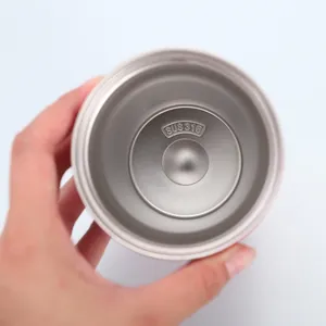 Vista interna di una tazza in acciaio inossidabile 316 con il marchio di qualità inciso.