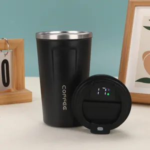 Detailansicht des Deckels mit intelligenter Temperaturanzeige für schwarze Kaffeetassen.
