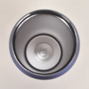 Gros plan sur la paroi intérieure en acier inoxydable SUS 304 d'une tasse isotherme.