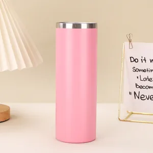 Detailaufnahme eines rosa pulverbeschichteten 20oz Slim-Tumbler mit Edelstahlrand