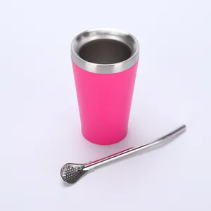 Dettaglio della tazza mate isolata in acciaio inox rosa con set cannuccia filtrante
